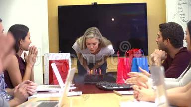员工庆祝同事在办公室的生日